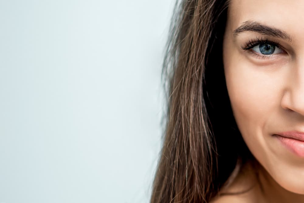 Resultado natural de cirugía estética facial, mirada de una paciente en Barcelona