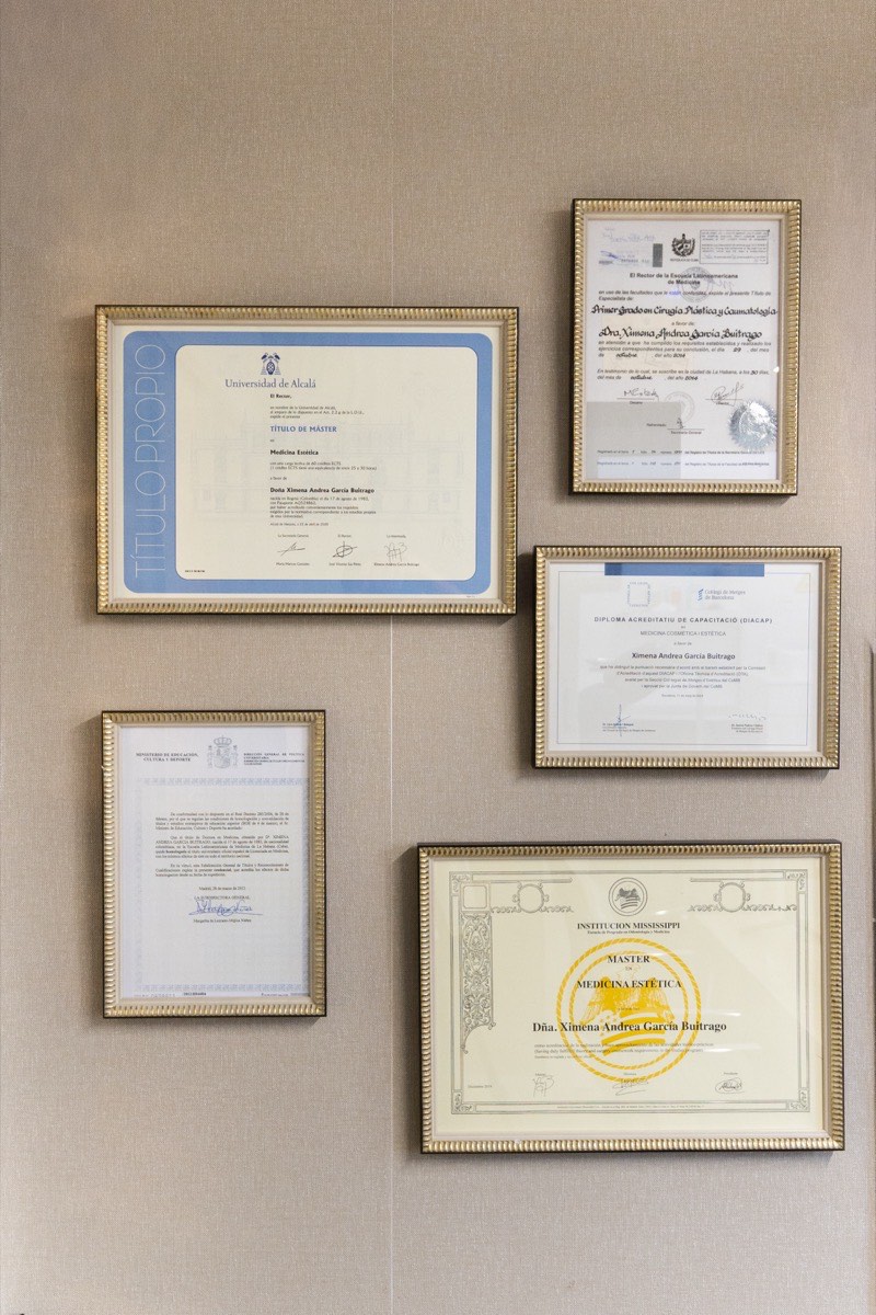 Pared de diplomas y títulos de la Dra. Ximena García