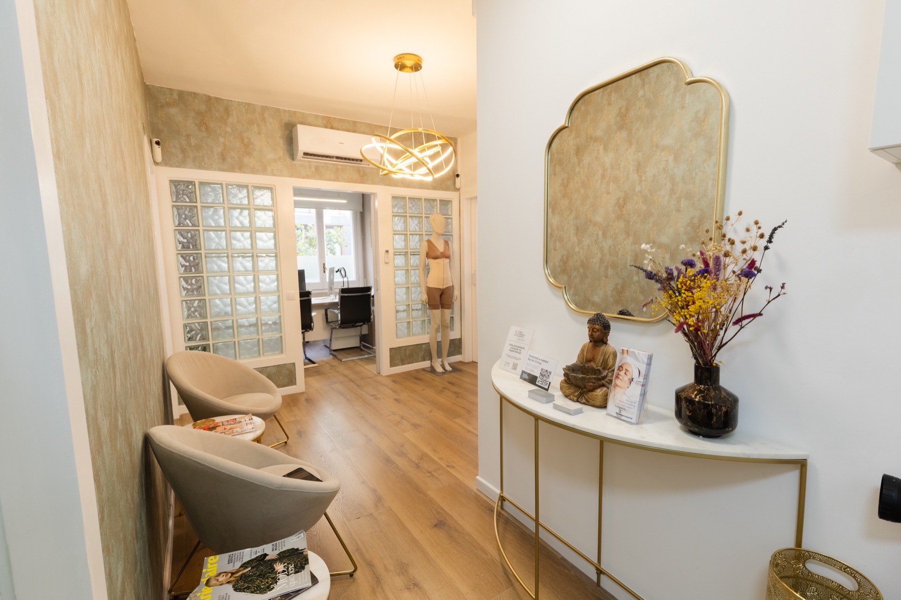 Sala de espera de la consulta de la Dra. Ximena García en Barcelona