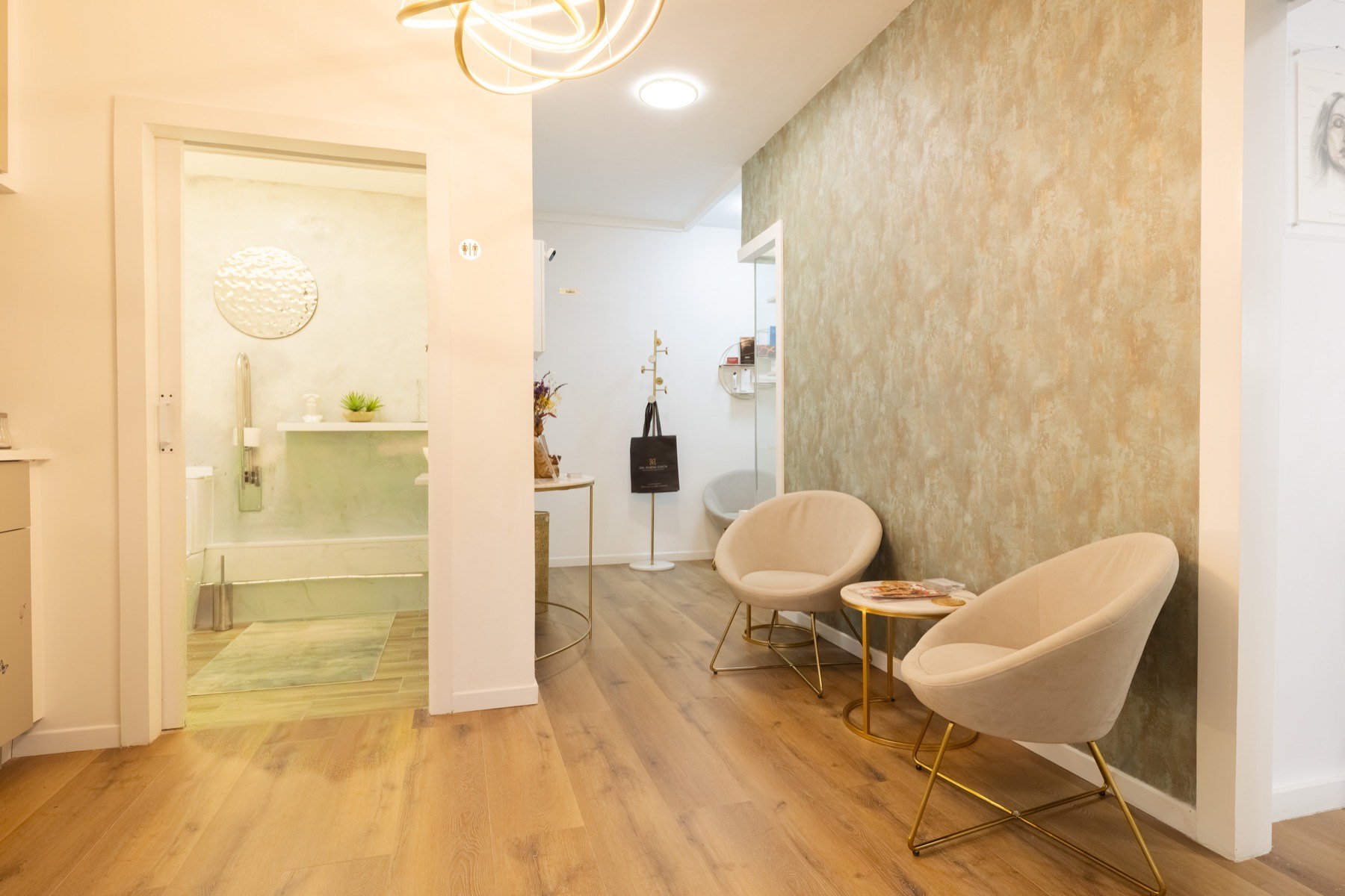 Sala de espera con sillones de la consulta de la Dra. Ximena García