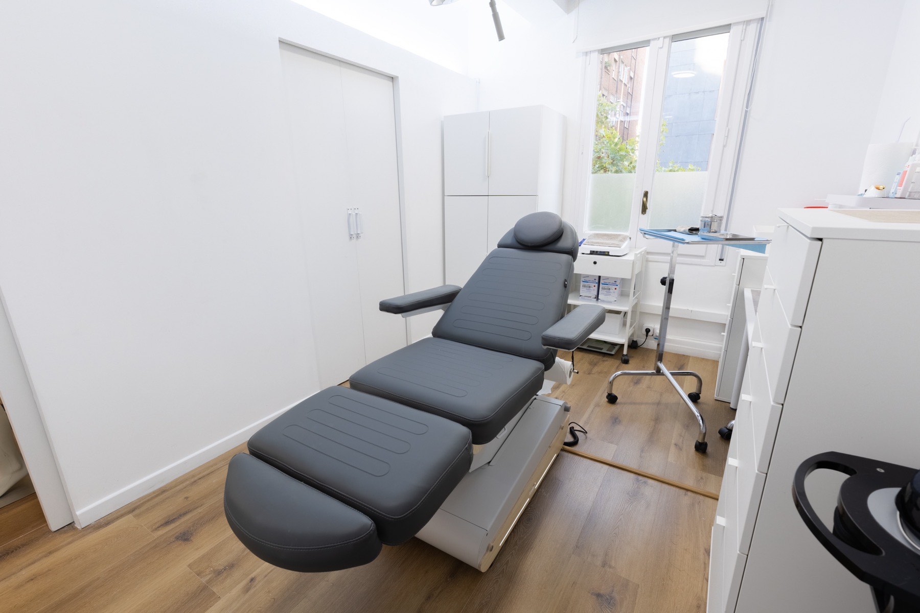 Sala de tratamiento equipada con tecnología láser en la consulta de la Dra. Ximena García